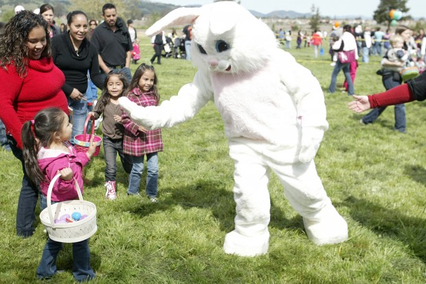 Huge crowd of kids hunt for eggs at Kennedy Park